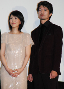 『K-20 怪人二十面相・伝』初日舞台挨拶にて　松たか子と仲村トオル。