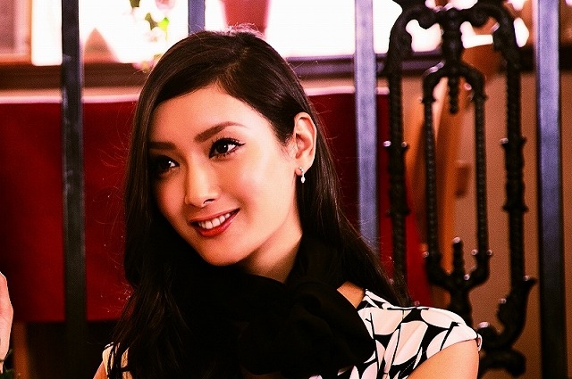 菜々緒（魔性のキャビンアテンダント）／『エイプリルフールズ』-(C) フジテレビジョン