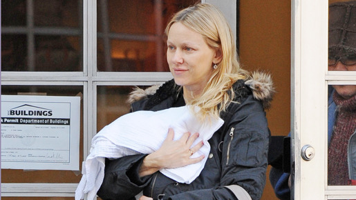 生まれたばかりの愛息サミュエル・カイを抱いて外出するナオミ・ワッツ　-(C) AFLO