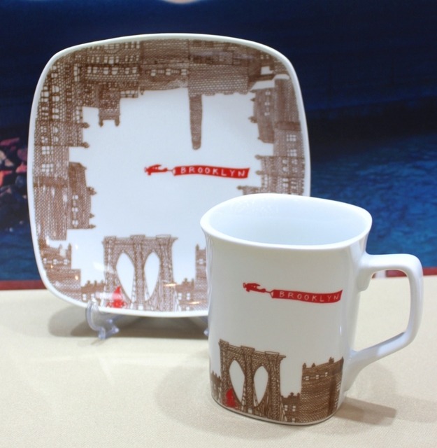 「FISHS EDDY」とコラボレーションしたオリジナルマグとオリジナルプレート