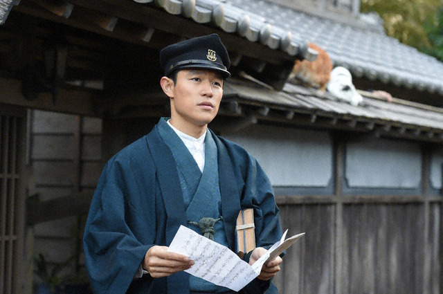 弁護士を目指して大学の勉強に励む秋山周太郎（鈴木さん）。 - (c)TBS