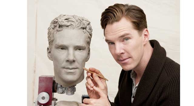 制作工程に興味津々のカンバーバッチ自身の頭部彫刻との一枚