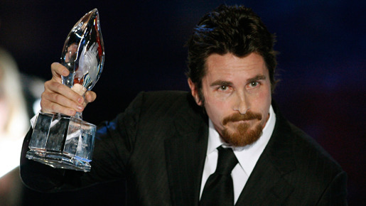 トロフィーを手に感謝の言葉を口にしたクリスチャン・ベイル -(C) Reuters/AFLO
