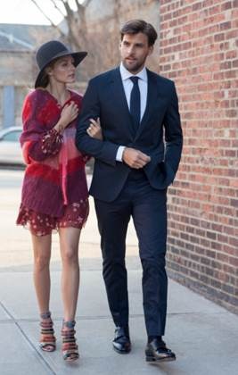 トミー  ヒルフィガーより、オリビア・パレルモ着用アイテム（ドレス 90,000円、カーディガン　66,000円、シューズ 90,000円）ヨハネス・ヒューブル着用アイテム（ スーツ 55,000円、シャツ 12,000円 ※タイ・シューズは参考商品）すべて税抜・参考価格。