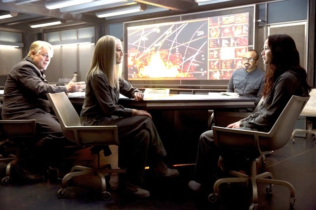 ジェニファー・ローレンス＆ジュリアン・ムーア＆フィリップ・シーモア・ホフマン／『ハンガー・ゲーム FINAL： レジスタンス』Photo Credit Murray Close