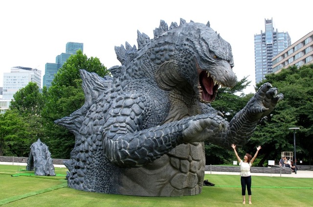 六本木アートナイト2015に関連し、芝生の上に巨大なゴジラヘッドが出現。おすすめフォトスポットになる。