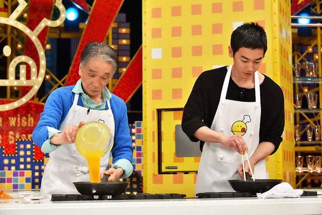 佐藤健＆堺正章「新チューボーですよ!」で料理対決／(C) TBS