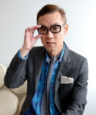 河原シンスケ。80年代初頭よりパリを拠点に活動を開始。フランスで数々の有名ブランドの広告を手掛けるなど、高級ブランドからホテル、レストランなど様々な分野でデザインを担当した実績をもつ世界的アーティスト。