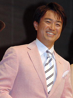 ピンクのジャケットで登場した石黒賢