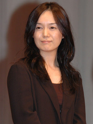 男たちを温かく見守る妻