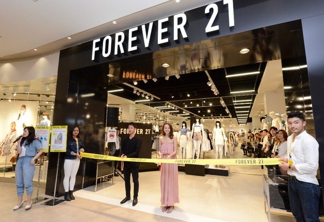 春らしいリゾート風マキシワンピで、「FOREVER21（フォーエバー21）コクーンシティ店」のテープカットに参加する道端アンジェリカ。