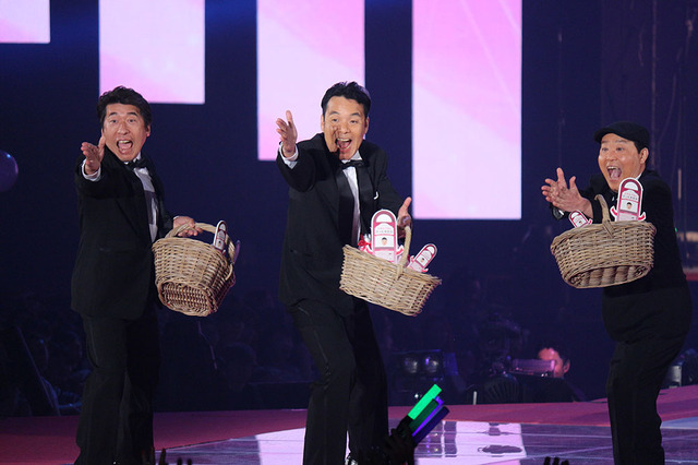 「ダチョウ倶楽部」- (C) GirlsAward 2015 SPRING/SUMMER