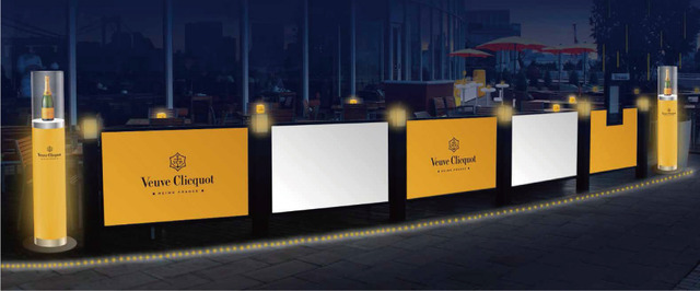 ヴーヴ・クリコのブランドカラーであるイエローのパラソルやカウンターを配置し、 ヴーヴ・クリコの世界観を表現している。