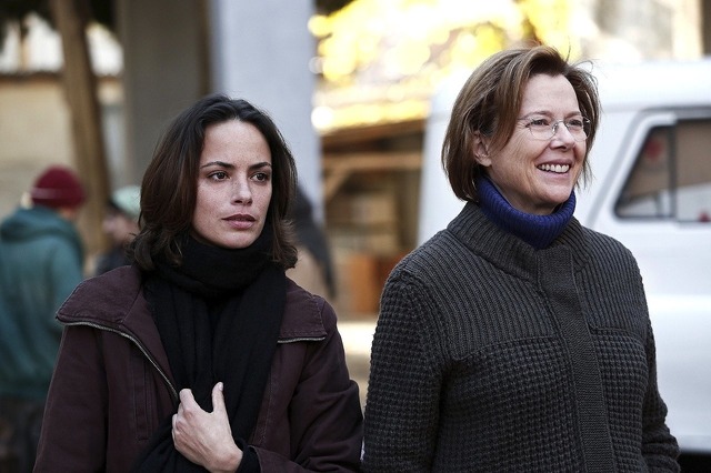 アネット・ベニング＆ベレニス・ベジョ『あの日の声を探して』-(C) La Petite Reine / La Classe Americaine / Roger Arpajou