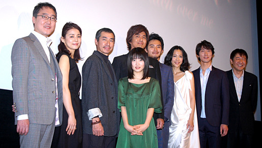 『誰も守ってくれない』初日舞台挨拶。（左から）佐野史郎、石田ゆり子、柳葉敏郎、志田未来、佐藤浩市、松田龍平、木村佳乃、佐々木蔵之介、君塚良一