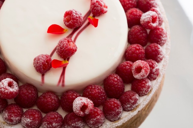 東京・新宿のラグジュアリーホテル「ヒルトン東京」にデザートフェア「恋するプリンセス」では、春から夏にかけて甘酸っぱいフルーツを使った約30種類ものデザートがブッフェ形式で楽しめる。