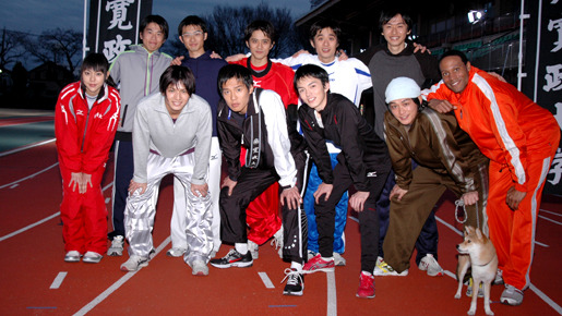 『風が強く吹いている』キャスト陣。（前列左から）水沢エレナ、中村優一、小出恵介、林遣都、川村陽介、ダンテ・カーヴァー、（後列左から）内野謙太、森廉、斉藤祥太、斉藤慶太、橋本淳