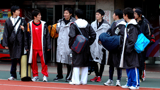 初めて陸上競技場に足を踏み入れた寛政大学の陸上部の面々