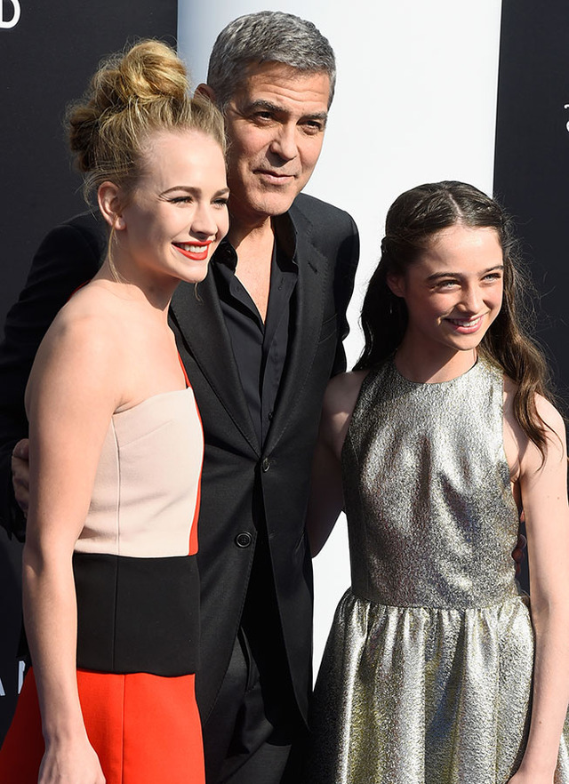 ブリット・ロバートソン＆ジョージ・クルーニー＆ラフィー・キャシディ-(C)Getty Images