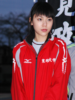 紅一点、マネージャー役の水沢エレナ