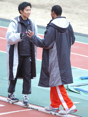 撮影の合間に遊んでいる2人