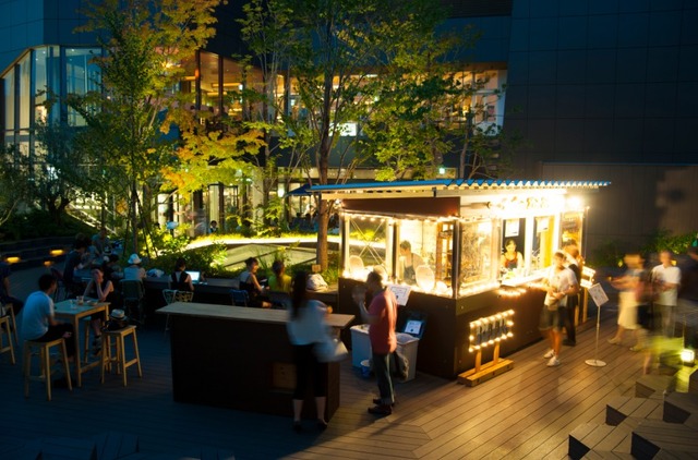 夜はテラスのグリーンがライトアップされ、ムーディなスポットになる。