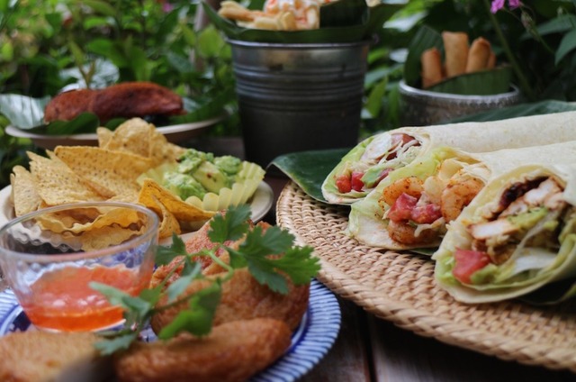 フードは、ワンハンドで食べられるブリトーやトルティーヤ、ケイジャンチキンなどビールと相性ぴったりのメニューがラインナップ。