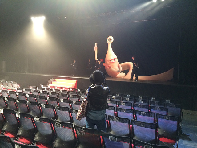 完成披露試写会のミギーに魅入る韓国配給会社スタッフ