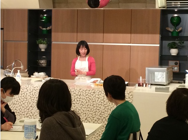 貝印本社ビルにて、4月15日に第一回目「手作り和のおやつ～和菓子イベント」を開催された。参加者からは簡単で美味しい和菓子ができたと好評。