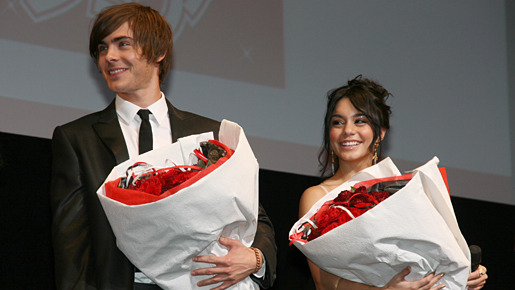 花束を贈呈され、笑顔のザック＆ヴァネッサ