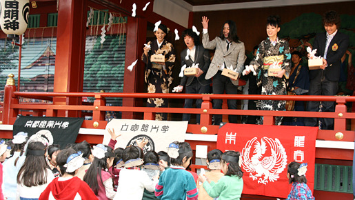 一足早い、豆まきならぬ“レーズン”まき