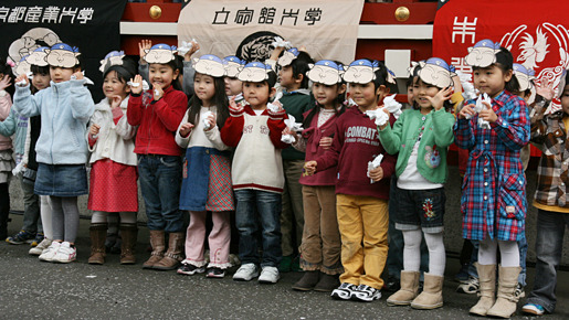 かわいい“オニ”のお面をつけてはしゃぐ子供たち