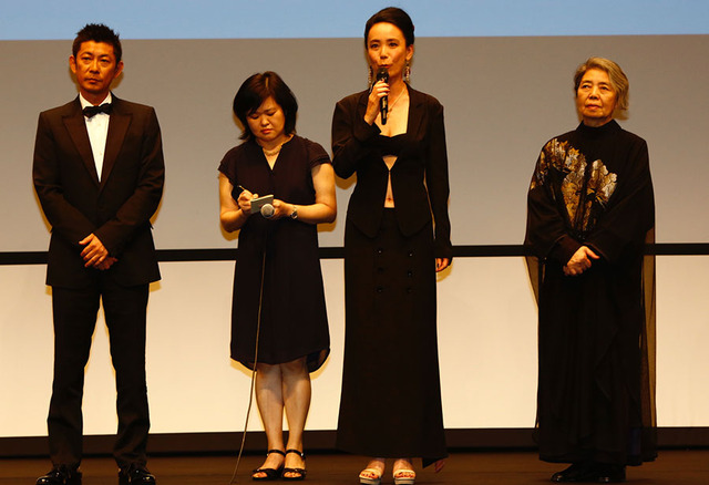 樹木希林、永瀬正敏、河瀬直美監督- (C) LESLIE KEE