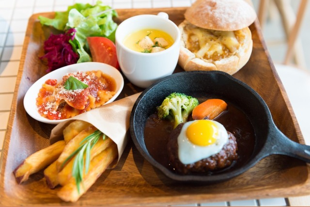 「100本のスプーン」のメニューは、バラエティーに富んでいて、見た目の雰囲気もお洒落。