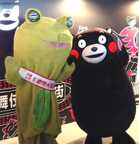 KAERU君×くまモン2ショット／『極道大戦争』-(C) 2015「極道大戦争」製作委員会