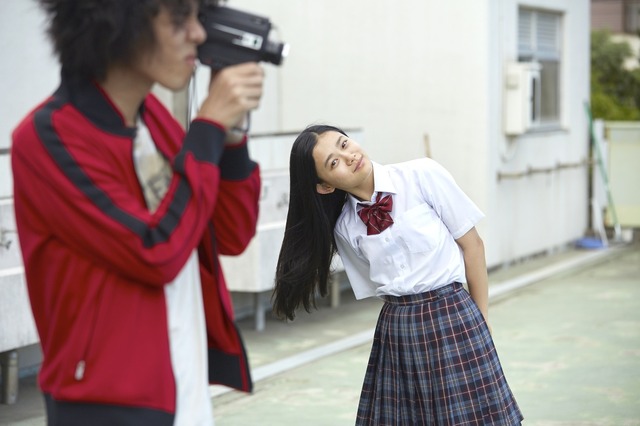 野田洋次郎（RADWIMPS）＆杉咲花／(C) 2015「トイレのピエタ」製作委員会