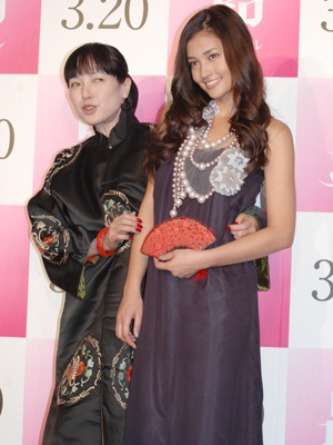 会見の半分は桃井かおり独演会？