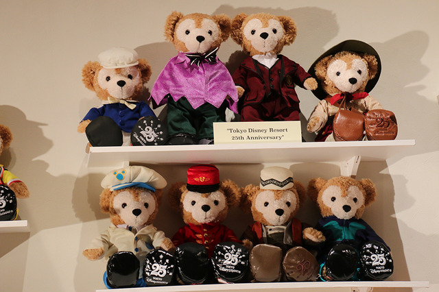 ダッフィーのコスチューム90点の展示