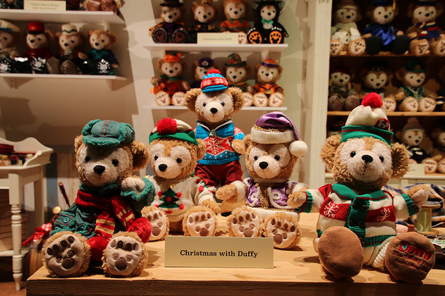 ダッフィーのコスチューム90点の展示