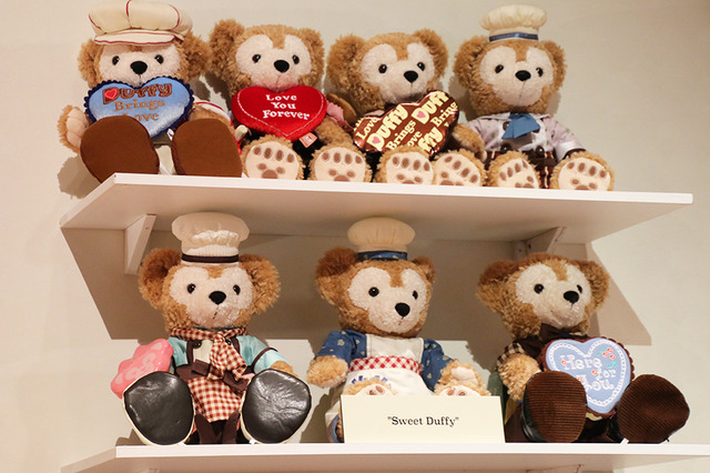 ダッフィーのコスチューム90点の展示