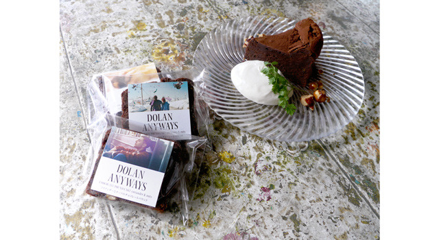 左：“コリアンダーとナッツのチョコレートパウンド”　右：“ガトーショコラ（バナナ or 甘夏）”