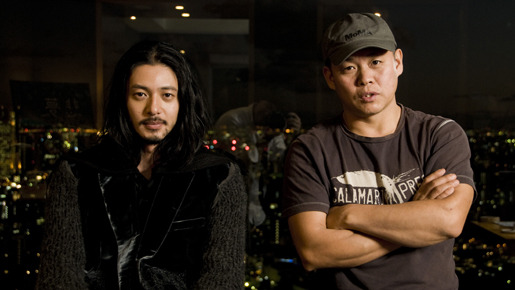 撮影中は毎晩のように酒を飲みに行ったという2人　photo：HIRAROCK