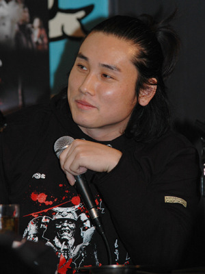 数々の昔話暴露に慌て気味の坂口監督