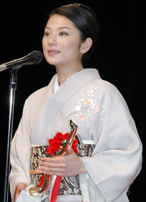 美しい着物姿で登場した小池栄子