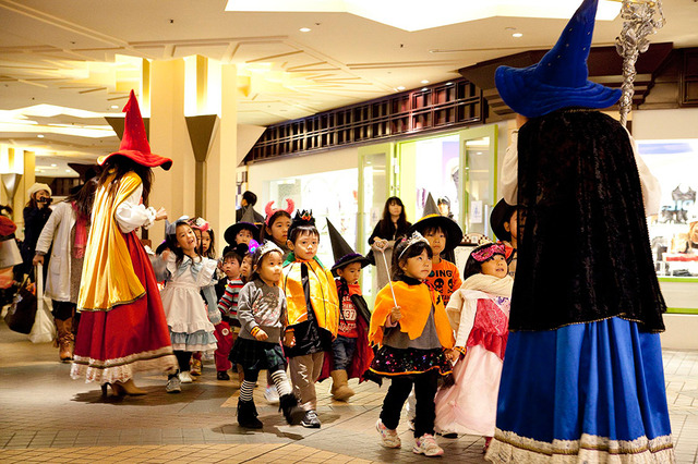 仮装ゲストでにぎわう