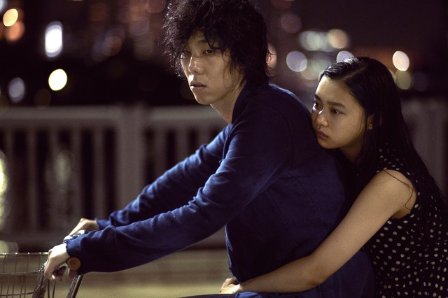 野田洋次郎（RADWIMPS）＆杉咲花／(C) 2015「トイレのピエタ」製作委員会