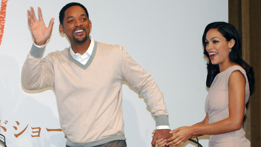 ロザリオの手を引いて登場