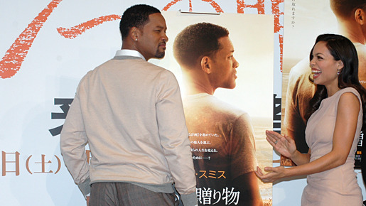 ポスターと同じ角度で決める！