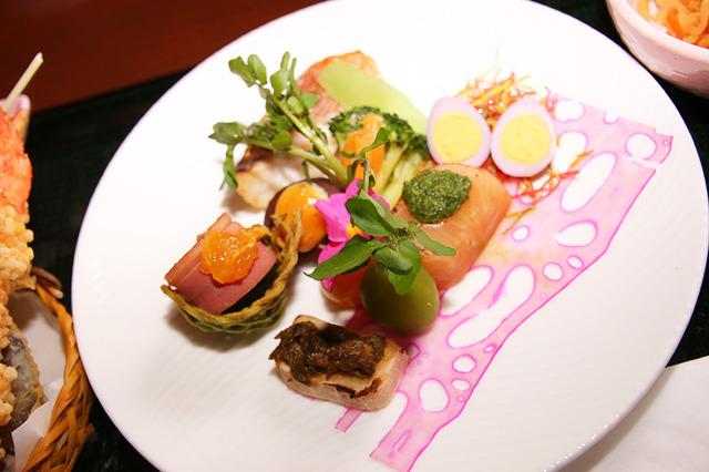 主菜盛り合わせ／イースター期間限定の「スペシャルセット」