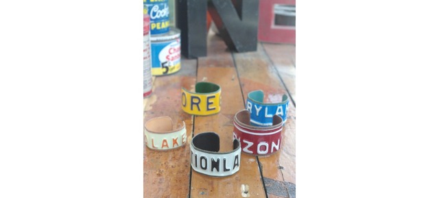 サインレターのバングルなど、レターにまつわる雑貨もラインナップ。